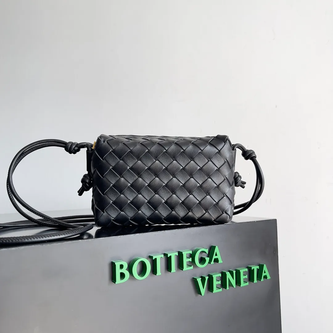 Batch 1560 New version and new color (third generation) 𝗕𝗼𝘁𝘁𝗲𝗴𝗮 𝗩𝗲𝗻𝗲𝘁𝗮———— The latest version of the loop camera bag💥 at the BV King of Cost-Effectiveness counter, large woven texture➕As always, ultra-high-quality lambskin, with zippers and adjustable drawstrings, it is especially suitable for the belly💫It can fit anything, and it is very light in weight. It is suitable for girls of all ages. Size: 17*10*6cm Style number: 723547